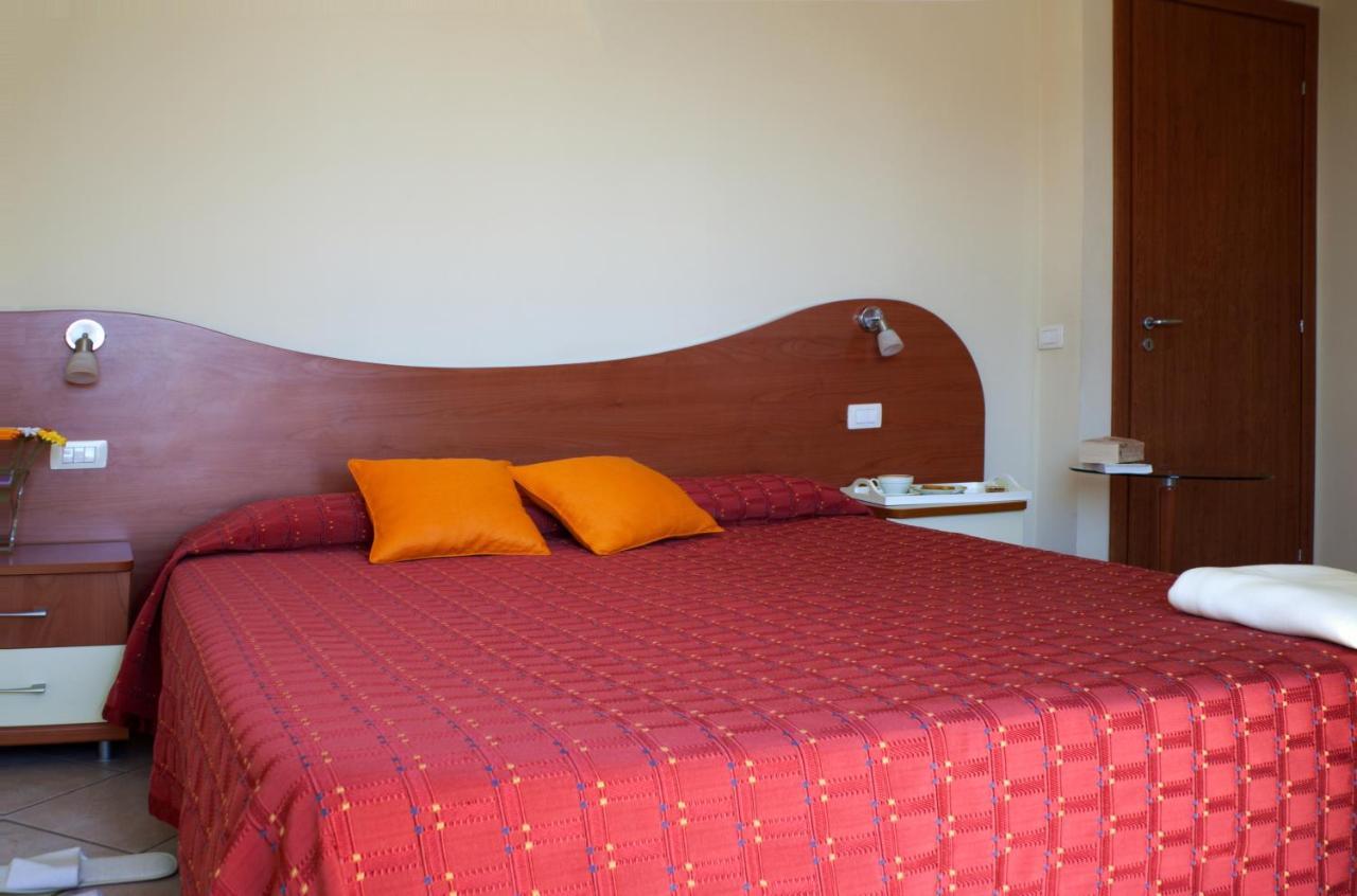 Motta Residence Hotel Motta SantʼAnastasia Exterior foto