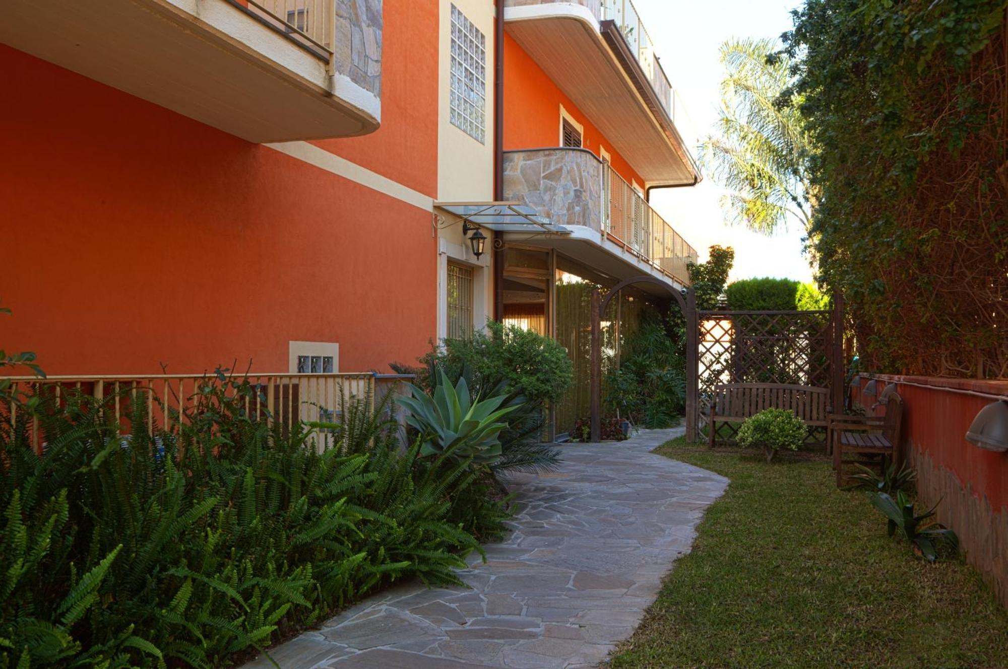 Motta Residence Hotel Motta SantʼAnastasia Exterior foto