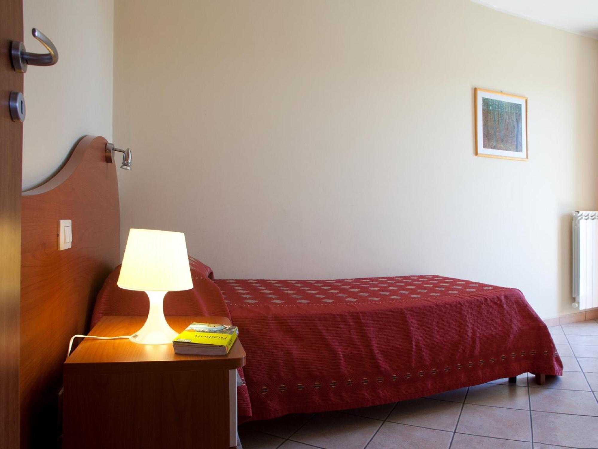 Motta Residence Hotel Motta SantʼAnastasia Exterior foto