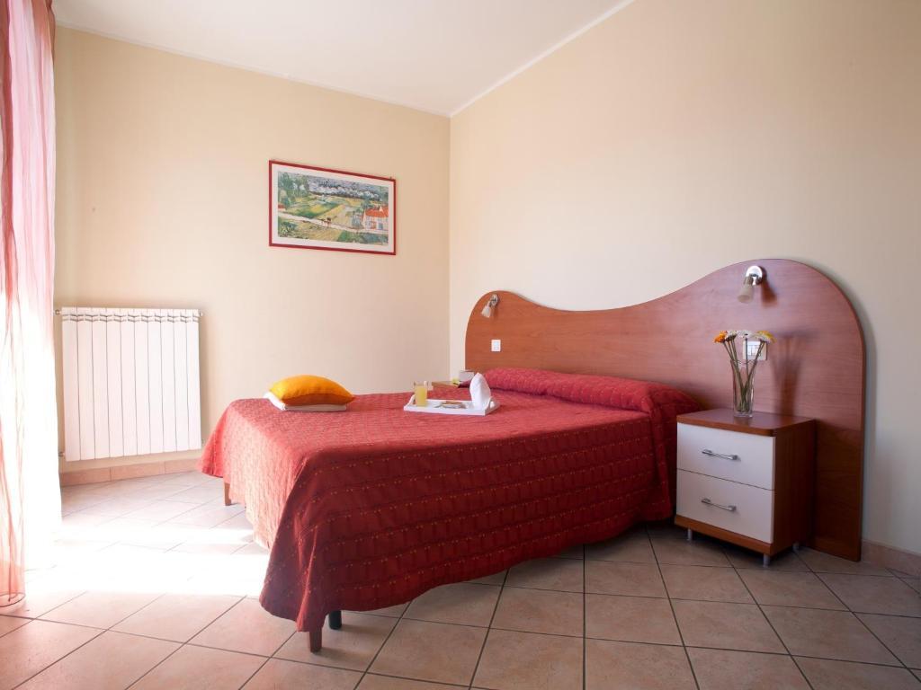 Motta Residence Hotel Motta SantʼAnastasia Quarto foto