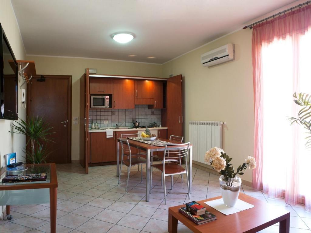 Motta Residence Hotel Motta SantʼAnastasia Quarto foto