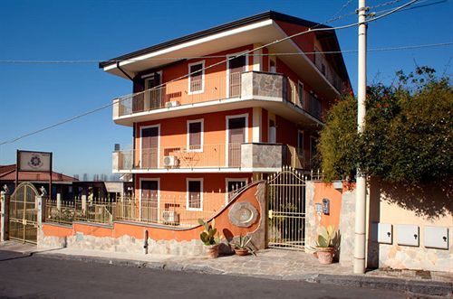 Motta Residence Hotel Motta SantʼAnastasia Exterior foto